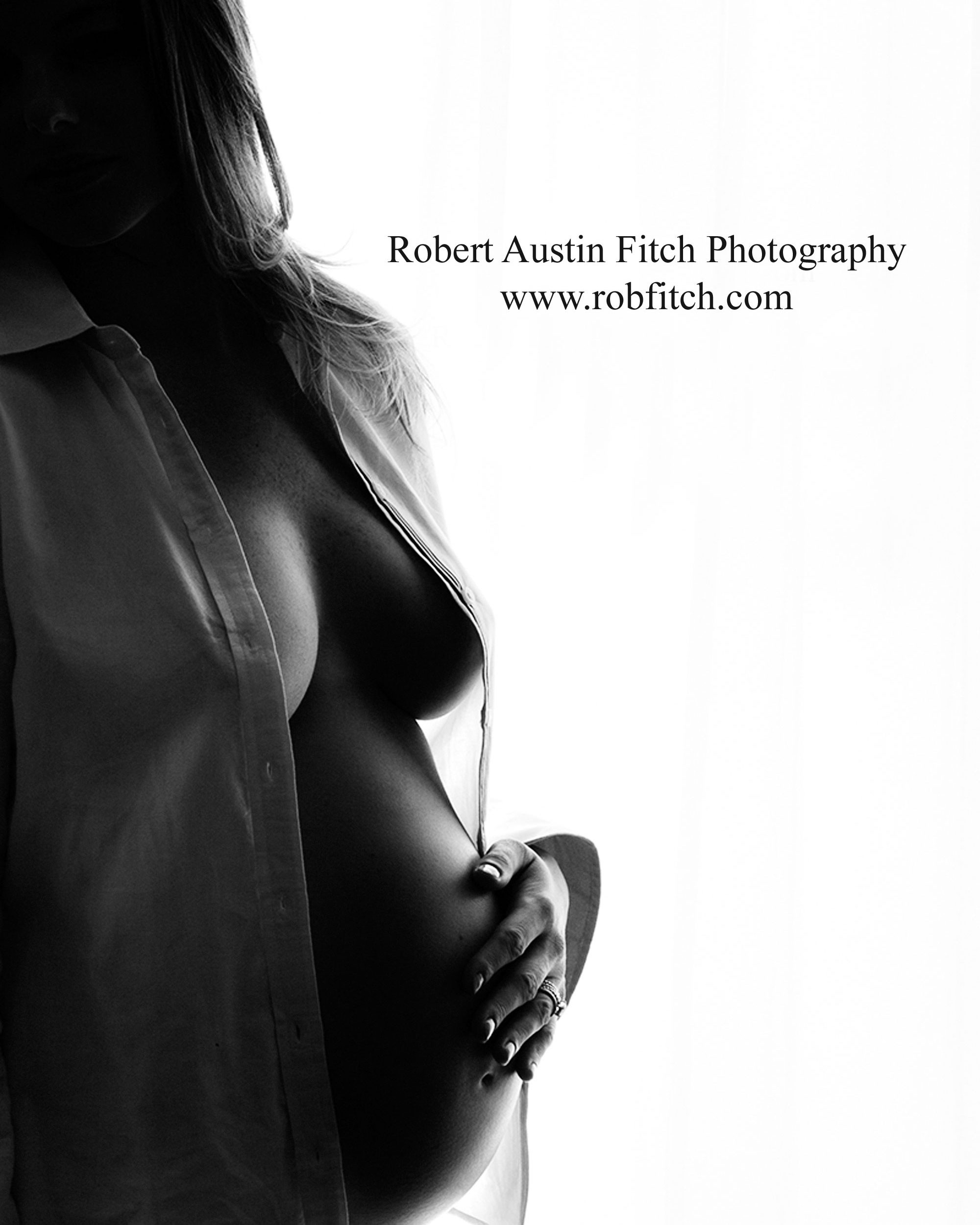 Black and white silhouette maternity photo of pregnant woman. 