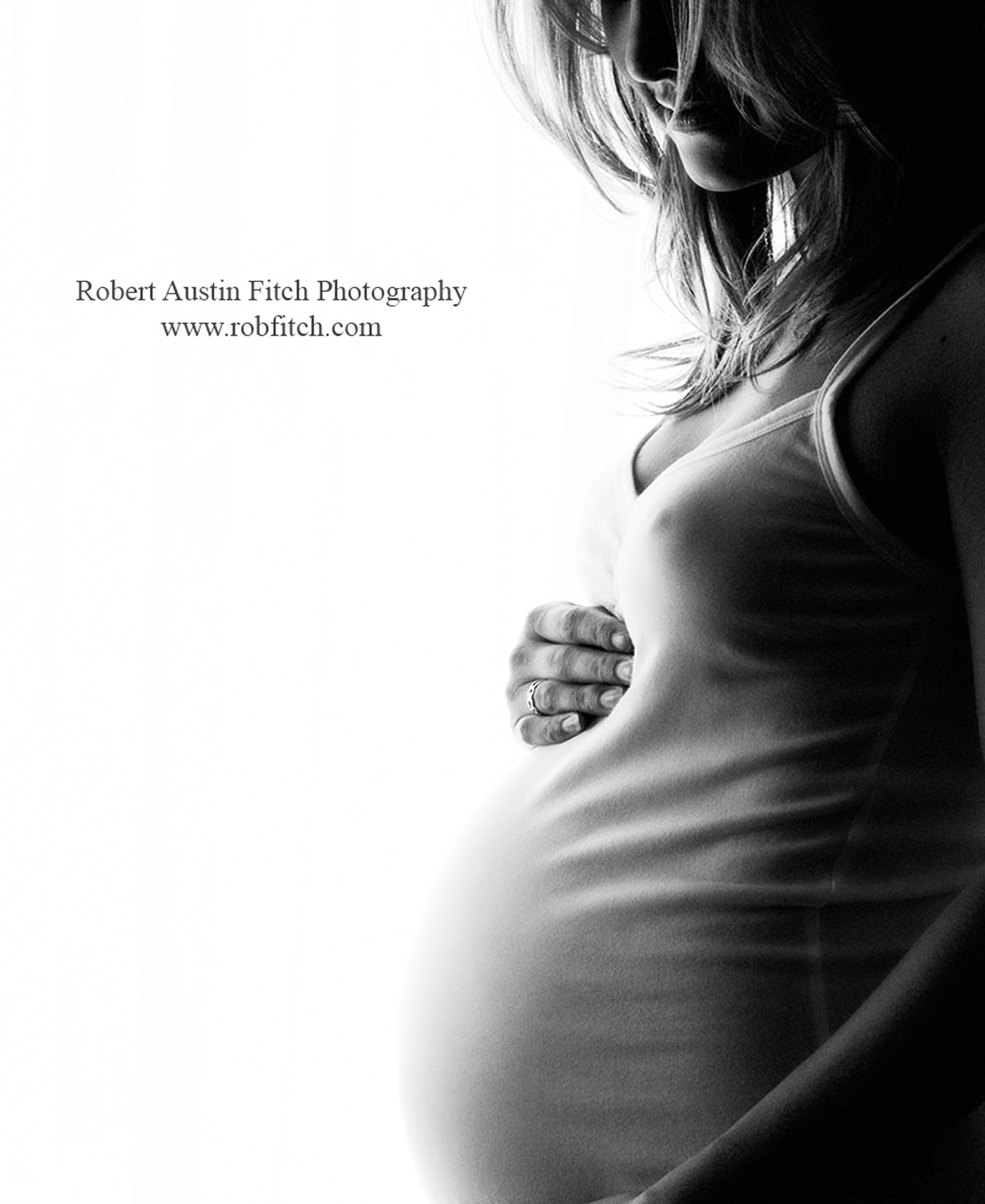 B&W Silhouette Maternity Photo of pregnant woman